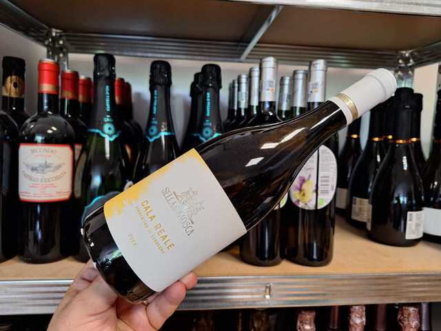 O alegere rafinată pentru ziua de azi: un vin alb din Sardinia, cu arome subtile de ananas, flori de portocal și nuanțe de măr. O experiență gustativă delicată și elegantă, perfectă pentru a fi savurată alături de aperitive, fructe de mare, pește sau paste. 1 vinul zilei un alb din sardinia cu note olfactive de ananas floare de portocal si tente de mar pe palat arome simple elegante si catifelate de savurat alaturi de aperitive fructe de mare pest 68316448826f8