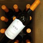 Descoperă vinul zilei: un Carmenere chilian cu 91 de puncte James Suckling, o experiență intensă plină de arome de prune coapte, mure, piper, vanilie, ciocolată și cafea. Ideal pentru a fi savurat alături de fripturi la grătar, paste delicioase, preparate asiatice sau carne albă. 2 vinul zilei un carmenere din chile cotat cu 91 de puncte james suckling un vin intens si bine structurat cu note de prune coapte mure piper negru vanilie ciocolata si cafea de savurat alaturi 682acd33019a3