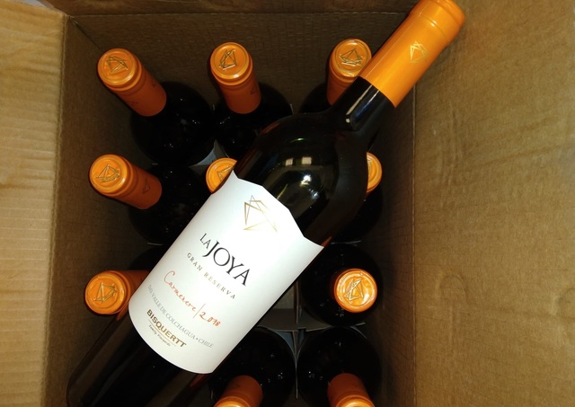 Descoperă vinul zilei: un Carmenere chilian cu 91 de puncte James Suckling, o experiență intensă plină de arome de prune coapte, mure, piper, vanilie, ciocolată și cafea. Ideal pentru a fi savurat alături de fripturi la grătar, paste delicioase, preparate asiatice sau carne albă. 1 vinul zilei un carmenere din chile cotat cu 91 de puncte james suckling un vin intens si bine structurat cu note de prune coapte mure piper negru vanilie ciocolata si cafea de savurat alaturi 682acd33019a3
