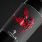 Descoperă vinul perfect al zilei: un cupaj roșu rafinat din Cabernet Sauvignon, Merlot și Syrah, îmbogățit cu note de cireșe amare, ciocolată cu lapte și căpșuni. Un vin prietenos, cald și apreciat cu 99 de puncte de către Luca Maroni. 2 vinul zilei un cupaj rosu de cabernet sauvignon merlot si syrah cu arome de cirese amare ciocolata cu lapte si capsune un vin placut prietenos si cald cotat cu 99 puncte luca maroni 683012d52b9fd