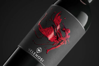 vinul zilei un cupaj rosu de cabernet sauvignon merlot si syrah cu arome de cirese amare ciocolata cu lapte si capsune un vin placut prietenos si cald cotat cu 99 puncte luca maroni 683012d52b9fd