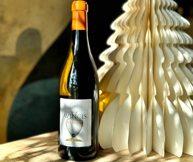 Descoperă vinul zilei: Un "orange wine" contemporan, născut în amfore printr-o tehnică ancestrală de macerație prelungită, ce îmbină armonios tradiția vinurilor roșii cu inovația. 1 vinul zilei un orange wine modern fermentat in amfore folosind o tehnica antica bazata pe maceratie indelungata ca in cazul vinurilor rosii un vin care imbina doua lumi aparent 6815b4df15b27