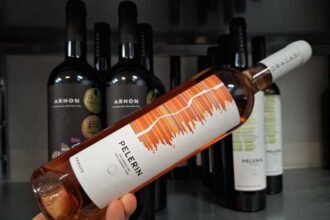 vinul zilei un pinot gris de la o crama romaneasca din dragasani produs in editie limitata elegant proaspat si echilibrat alegerea ideala pentru cinele usoare si preparatele cu influente meditera 68243556797a4
