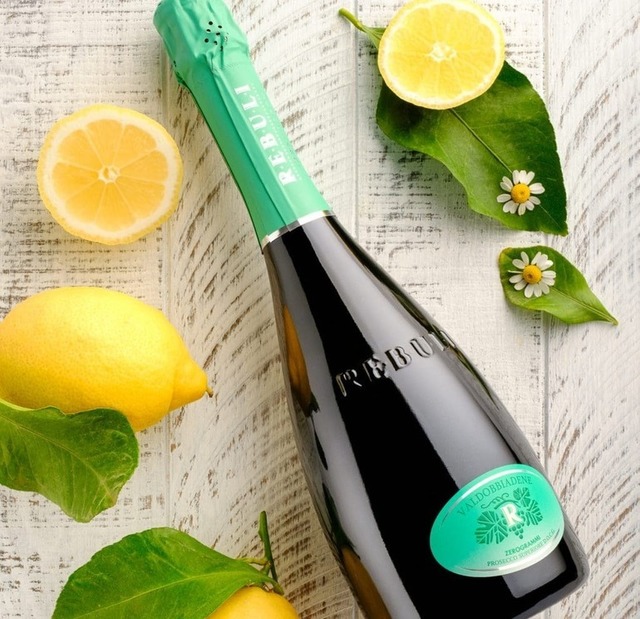 Deliciul zilei: un Prosecco vibrant, plin de prospețime primăvăratică, cu nuanțe de mere golden, pomelo și migdale crude. Perfect de savurat singur sau în acompaniament cu pește și fructe de mare. 1 vinul zilei un prosecco energic primavaratic si intens cu note de mere golden pomelo si migdale crude de savurat ca atare sau alaturi de peste ori fructe de mare 681afe831758c