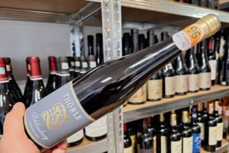 vinul zilei un riesling cu arome de minerale fum fructe coapte si ierburi aromatice se potriveste perfect cu antreuri fine salate usoare sau preparate vegetariene cotat cu 96 de puncte de james 6817091f977a6