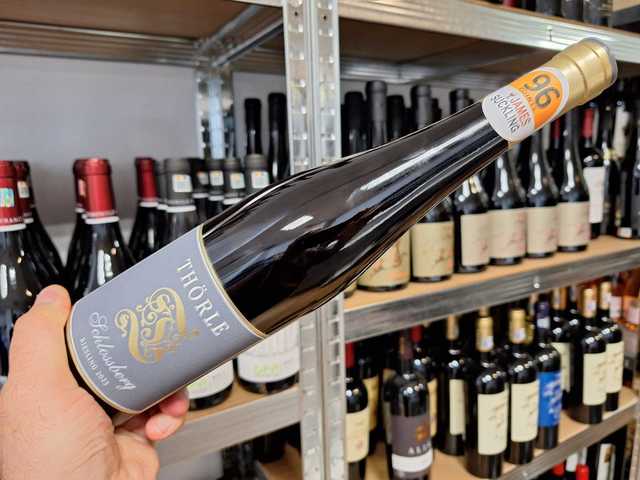 Descoperă vinul perfect al zilei: un Riesling plin de nuanțe minerale, fum și fructe coapte, îmbogățit cu ierburi aromatice. Ideal pentru antreuri rafinate, salate delicate sau preparate vegane, cu 96 de puncte din partea lui James Suckling și 93 de puncte de la Robert Parker! 1 vinul zilei un riesling cu arome de minerale fum fructe coapte si ierburi aromatice se potriveste perfect cu antreuri fine salate usoare sau preparate vegetariene cotat cu 96 de puncte de james 6817091f977a6