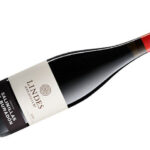 Deliciul vinului de azi: un roșu rafinat din Tempranillo, Garnacha și soiuri autohtone din Rioja Alavesa, cu arome de prune, mure, condimente și nuanțe minerale. Evaluat cu 95 de puncte de Robert Parker și 93 de puncte de James Suckling. 2 vinul zilei un rosu obtinut din tempranillo garnacha si soiuri locale din rioja alavesa cu note de prune si mure condimente si accente minerale cotat cu 95 de puncte robert parker si 93 de puncte 68297efa75cd5