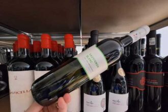 vinul zilei un sauvignon blanc care salveaza orice seara din timpul saptamanii un vin versatil proaspat si crocant savuros alaturi de peste fructe de mare carne alba sau branzeturi 682d6ff19d9de