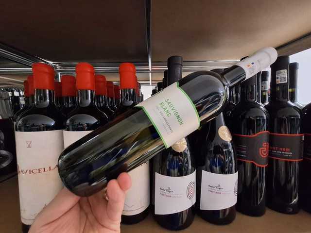 Sărbătoarea serii: un Sauvignon Blanc care transformă fiecare moment al săptămânii, un vin versatil, răcoritor și plin de savoare, perfect pentru pește, fructe de mare, carne albă sau brânzeturi. 1 vinul zilei un sauvignon blanc care salveaza orice seara din timpul saptamanii un vin versatil proaspat si crocant savuros alaturi de peste fructe de mare carne alba sau branzeturi 682d6ff19d9de