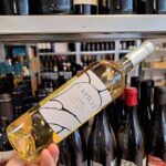 Descoperă vinul zilei: un alb sofisticat din inima Campaniei, Italia, cu arome delicate de flori de tei, salcâm, miere, caise, coajă de portocală și un strop de alune prăjite. Ideal pentru a fi savurat singur sau asociat cu fructe de mare, carne albă, legume sau brânzeturi proaspete. 2 vinul zilei un vin alb elegant din inima campaniei italia note rafinate de flori de tei salcam miere caise coaja de portocala si accente de alune prajite potrivit ca atare sau alaturi de fruc 682587b4a1b28