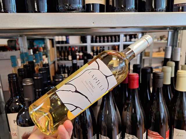 Descoperă vinul zilei: un alb sofisticat din inima Campaniei, Italia, cu arome delicate de flori de tei, salcâm, miere, caise, coajă de portocală și un strop de alune prăjite. Ideal pentru a fi savurat singur sau asociat cu fructe de mare, carne albă, legume sau brânzeturi proaspete. 1 vinul zilei un vin alb elegant din inima campaniei italia note rafinate de flori de tei salcam miere caise coaja de portocala si accente de alune prajite potrivit ca atare sau alaturi de fruc 682587b4a1b28
