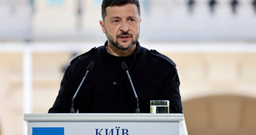 Volodimir Zelenski declară că Ucraina este deschisă la orice tip de discuții pentru a încheia conflictul. 1 volodimir zelenski spune ca ucraina este pregatita pentru orice forma de negocieri care ar pune capat razboiului 6824ffeb24ce2