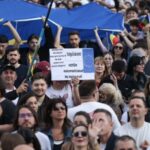 „Alegerile noastre: matematică vs. extremism. Nicușor Dan, la mitingul „România în lumină”: „Mă gândesc mai ales la cei absenti!”” 3 votam matematicianul nu legionarul nicusor dan la mitingul romania in lumina gandul meu este mai mult la cei care nu sunt aici vide 6820da3a4e9db