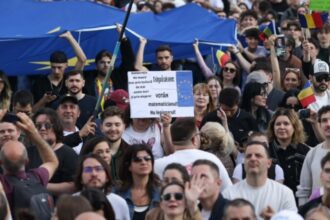 votam matematicianul nu legionarul nicusor dan la mitingul romania in lumina gandul meu este mai mult la cei care nu sunt aici vide 6820da3a4e9db