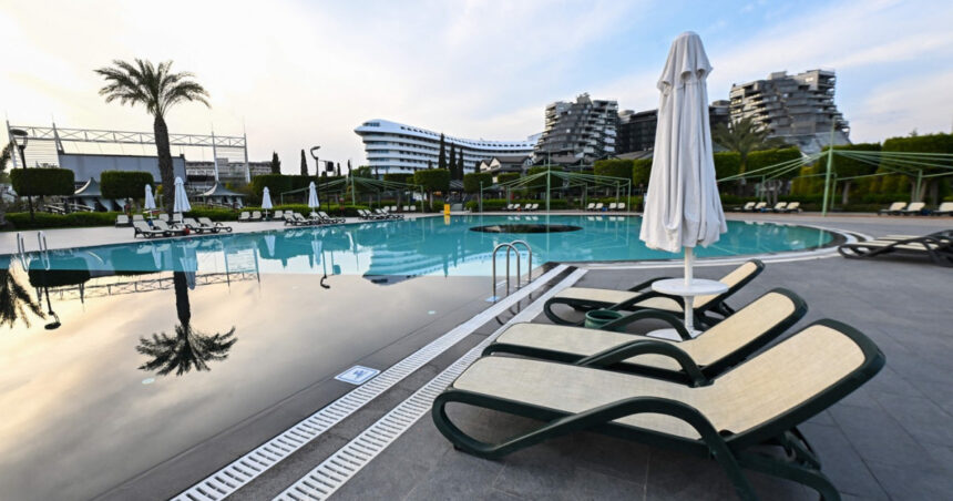 4.000 de unități de cazare din Turcia s-au închis la debutul sezonului, lăsând mulți turiști fără loc de odihnă. 1 4 000 de hoteluri din turcia au fost inchise chiar la inceput de sezon unii turisti s au trezit fara cazare 6851abfd9a2bc