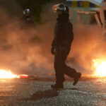 Noaptea a cincea de haos în Irlanda de Nord: Poliția se confruntă cu atacuri cu cocktailuri Molotov în Portadown 3 a cincea noapte consecutiva de violente in irlanda de nord politia atacata cu cocktailuri molotov in portadown 684d830380aee