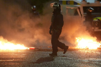 a cincea noapte consecutiva de violente in irlanda de nord politia atacata cu cocktailuri molotov in portadown 684d830380aee