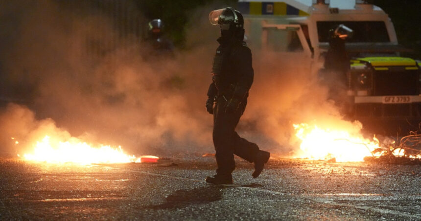 Noaptea a cincea de haos în Irlanda de Nord: Poliția se confruntă cu atacuri cu cocktailuri Molotov în Portadown 1 a cincea noapte consecutiva de violente in irlanda de nord politia atacata cu cocktailuri molotov in portadown 684d830380aee