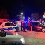 A agresat agenții de ordine solicitați pentru a interveni într-un conflict, după care i-a amenințat cu moartea la ieșirea din detenție, iar acum solicită liberarea anticipată. 2 a lovit politistii chemati prin 112 sa aplaneze un conflict apoi i a amenintat ca ii va ucide cand va iesi din puscarie iar acum cere sa fie eliberat conditionat 68421e89643f7