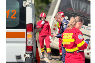 accident intre tariverde si mihai viteazu pe dn 22 sunt doua masini implicate intervin pompierii si ambulanta 68444ace68703