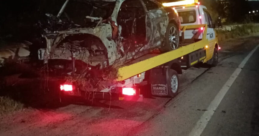 Tragedie în Vâlcea: Doi tineri și-au pierdut viața în flăcări după ce vehiculul în care călătoreau a fost cuprins de incendiu 1 accident mortal in valcea doi tineri au ars de vii dupa ce masina in care se aflau a luat foc 6860fbf3ab598