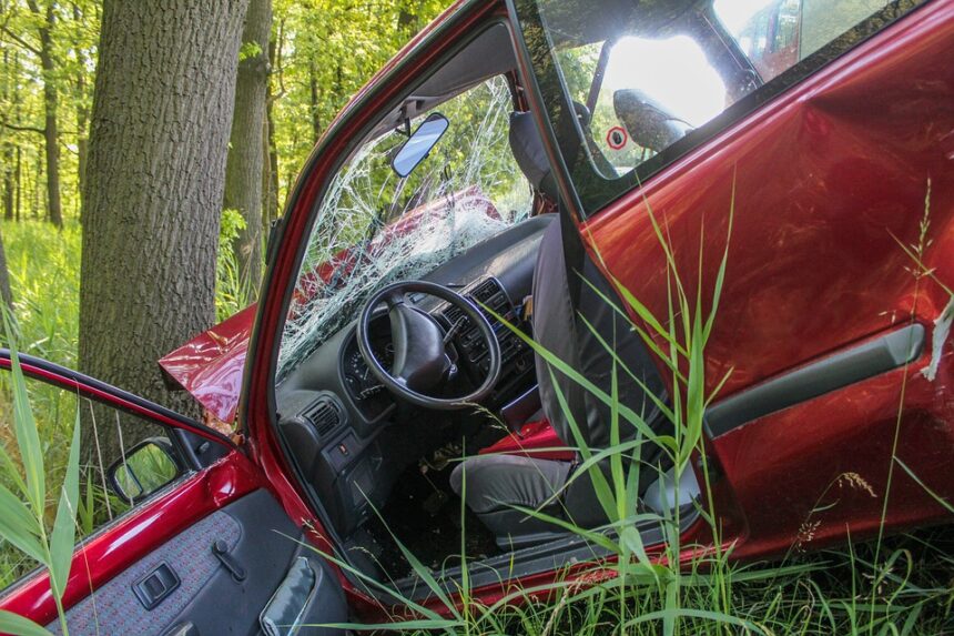 Tânăr aflat sub influența alcoolului a provocat un accident pe strada Medgidiei din Cernavodă, lovind un copac. Descoperă nivelul alcoolemiei sale! 1 accident pe strada medgidiei din cernavoda un tanar baut a intrat cu masina intr un copac iata ce alcoolemie avea 683d65f479a21