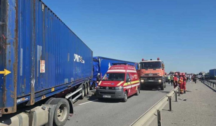 Coliziune pe autostrada A1: Trei camioane și cinci mașini implicate; activarea Planului Roșu de Urgență 1 accident rutier pe autostrada a1 cu trei autotrenuri si cinci autoturisme a fost activat planul rosu de interventie 683efd272ca87