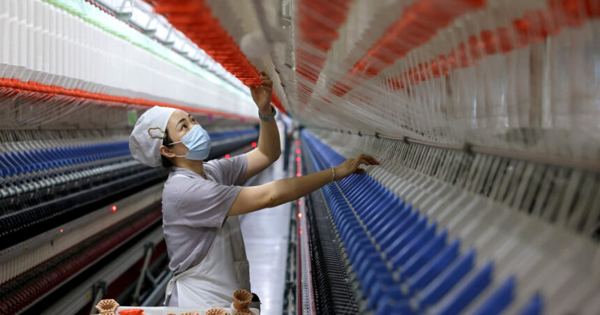 Fabricile din China: o cădere surprinzătoare în activitate în luna mai, cea mai accentuată scădere din 2022 1 activitatea fabricilor din china a scazut neasteptat in luna mai cu cel mai abrupt declin din 2022 6840503b18032