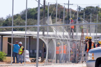 administratia trump vrea sa trimita 9 000 de migranti la guantanamo de saptamana aceasta printre ei sunt 100 de romani 6849561d81d7b
