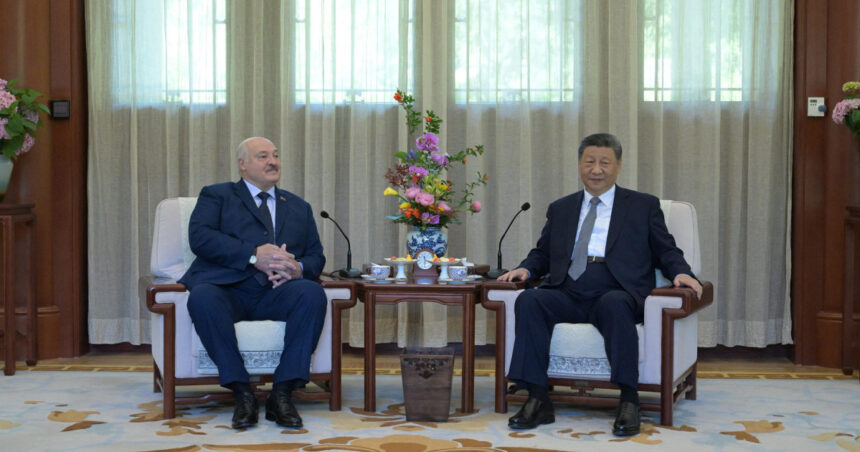 Aleksandr Lukașenko a tras un semnal de alarmă lui Xi Jinping privind presiunea fără precedent a Occidentului asupra Chinei și Belarusului. 1 aleksandr lukasenko i s a plans lui xi jinping de faptul ca occidentul exercita o presiune fara precedent asupra chinei si belarusului 684009e86f946