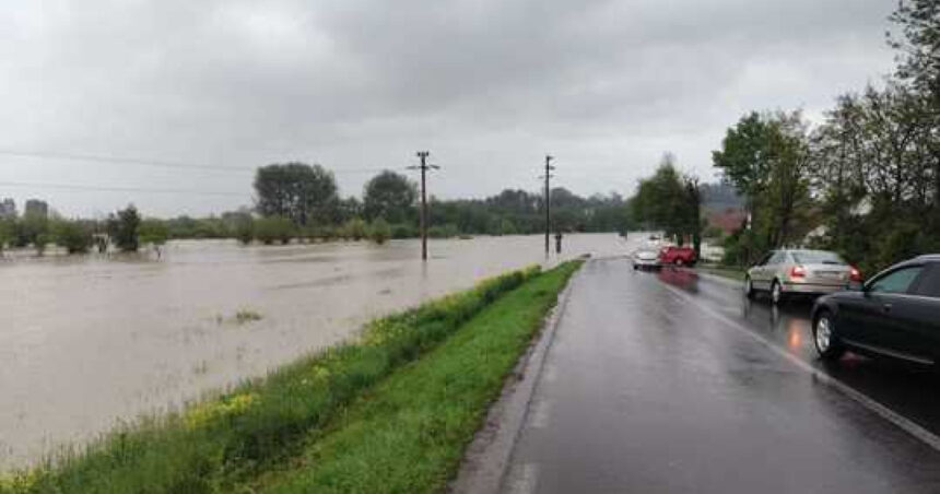Atenție la inundații: avertizare galbenă pentru creșteri rapide ale debitelor în zece județe! 1 alerta hidrologica cod galben privind viituri rapide si posibile inundatii locale in zece judete 683ed499ce09d