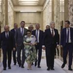 Antreprenorii și viziunea Guvernului: O jumătate de măsură. Propuneri neclare, ca mesajele rapide dintr-un tramvai. Miorița românească: La fiecare trei ani, aceeași melodie: „Dragi români, e timpul să ne strângem cureaua, căci predecesorii noștri au distrus economia!” 2 antreprenorii si planul noului guvern ne a rupt in doua idei vagi parca scrise pe whatsapp in tramvai miorita noastra din 3 in 3 ani sa auzim dragi romani trebuie sa strangem cureaua pe 6859cb4ca73e1