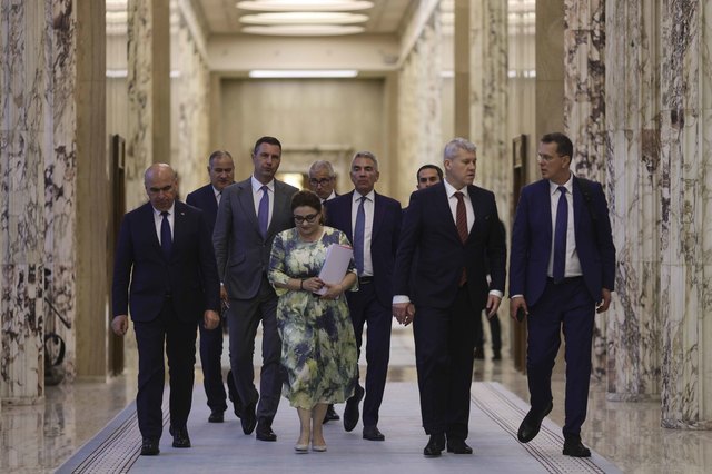 Antreprenorii și viziunea Guvernului: O jumătate de măsură. Propuneri neclare, ca mesajele rapide dintr-un tramvai. Miorița românească: La fiecare trei ani, aceeași melodie: „Dragi români, e timpul să ne strângem cureaua, căci predecesorii noștri au distrus economia!” 1 antreprenorii si planul noului guvern ne a rupt in doua idei vagi parca scrise pe whatsapp in tramvai miorita noastra din 3 in 3 ani sa auzim dragi romani trebuie sa strangem cureaua pe 6859cb4ca73e1