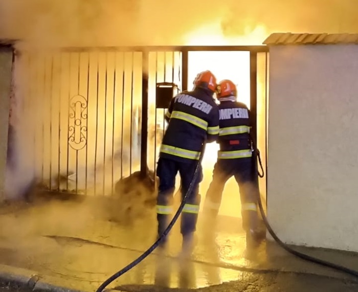 Incendiu devastator în Dorobanțu: Intervenția rapidă a echipajelor de pompieri pe teren! 1 arde o casa din dorobantu mai multe echipaje de pompieri au ajuns la fata locului 685ee8411f20f