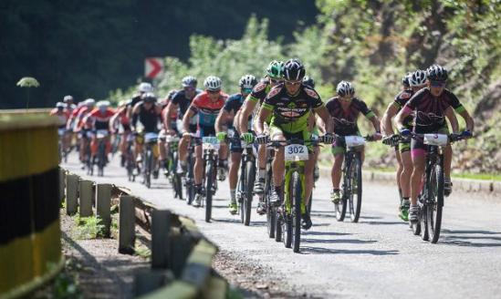Șoferi, fiți pregătiți! Accesul interzis pe un segment al Transfăgărășanului pentru o competiție sportivă! 1 atentie soferi trafic oprit azi pe o portiune din transfagarasan pentru desfasurarea unei competitii sportive 685644c98e521