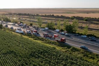 autocar rasturnat pe autostrada a2 22 de copii si sase adulti se aflau in autocar la momentul accidentului 68583aca6717b