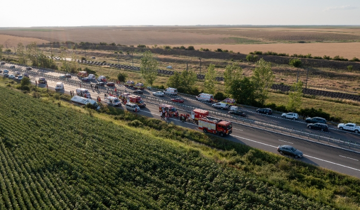 autocar rasturnat pe autostrada a2 22 de copii si sase adulti se aflau in autocar la momentul accidentului 68583aca6717b