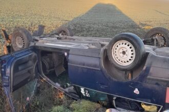 autoturism rasturnat la iesirea din medgidia spre valea dacilor sub podul de cale ferata 68515db2d4fee