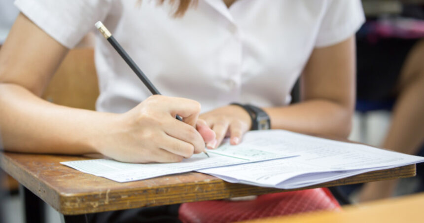 BAC 2025: Elevii își încheie călătoria de vară cu proba finală la Limba și literatura maternă! 1 bac 2025 limba si literatura materna elevii sustin astazi ultima proba din sesiunea de vara a examenului 684fb8cf71122
