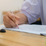 Bărbat din Arad, investigat pentru implicare în fraudarea examenului de BAC, a oferit elevilor dispozitive de ascultare și înregistrare. 3 barbat din arad cercetat pentru complicitate la fraudarea examenului de bac a furnizat elevilor microfoane si camere ascunse 684fed89273d9