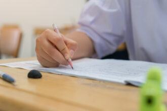 barbat din arad cercetat pentru complicitate la fraudarea examenului de bac a furnizat elevilor microfoane si camere ascunse 684fed89273d9