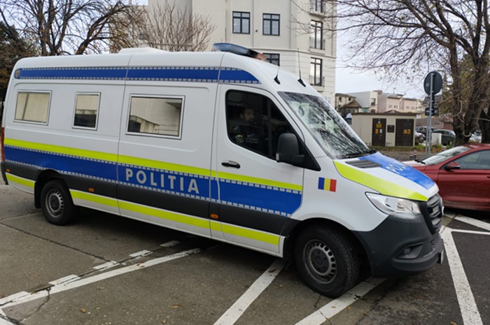 Bărbat din Năvodari, arestat după ce a încălcat ordinul de protecție și și-a atacat soția! 1 barbat din navodari incatusat pentru ca si a agresat sotia politistii spun ca a incalcat ordinul de protectie 685fe8c2e4a67