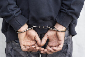barbatul din brasov care si a agresat sotia intr un loc de joaca sub privirile copilului a fost arestat 68471cb9b16fe