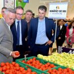 Barbu promovează produsele autohtone în magazine: Fermierii sunt chemați să se unească! 2 barbu agricultura vrea numai produse romanesti in marketuri fermierii sunt indemnati sa se mobilizeze 683f23a06b331
