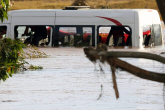 bilant dramatic al inundatiilor din africa de sud cel putin 90 de persoane si au pierdut viata din cauza viiturilor 68515412cc049