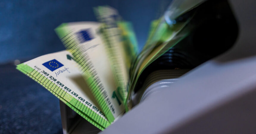 BNR: Datoria externă a României depășește 209 miliarde de euro. Care este evoluția acesteia în primele patru luni ale anului? 1 bnr datoria externa a romaniei a ajuns la peste 209 miliarde de euro cat de mult a crescut datoria in primele 4 luni ale anului 684c3e25eb73b