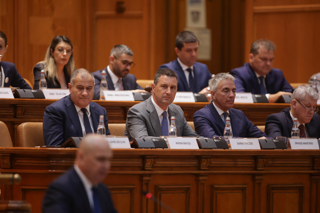 Bolojan, debutul său ca prim-ministru - O vizită la Ministerul Finanțelor. Noul ministru a declarat: Nu garantăm miracole! 1 bolojan primul drum ca premier merge la ministerul de finante ieri noul ministru nu promit minuni 685a6340a6e11