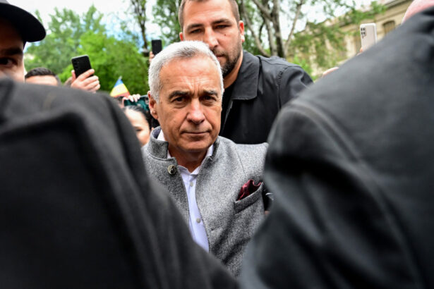 calin georgescu in fata instantei dupa ce a contestat masura controlului judiciar el a fost intampinat de zeci de sustinatori 684a92e0d156e