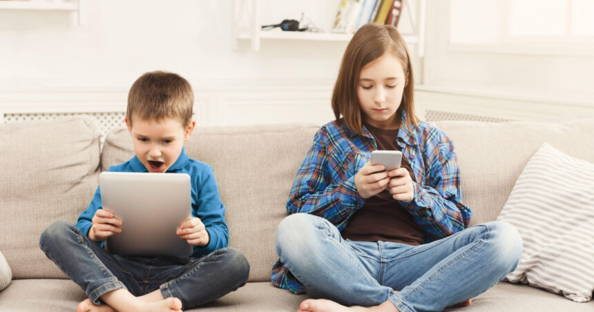 Cum influențează internetul generația tânără: Poliția dezvăluie că 1 din 6 elevi apreciază provocările virtuale 1 care este impactul internetului asupra copiilor politia arata ca 1 din 6 elevi considera importanta realizarea provocarilor online 68610d95f2c50