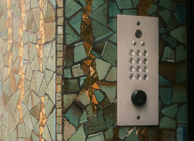 Casalux.ro - Ce trebuie să știi despre costurile instalării unui interfon în condominiu: Patru aspecte esențiale 1 casalux ro patru factori care influenteaza costul instalarii interfonului la bloc 684bc5c66c9ba